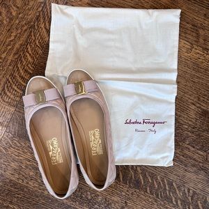 Salvadore Ferragamo Beige Flats ✨